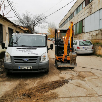 Închiriez mini excavator