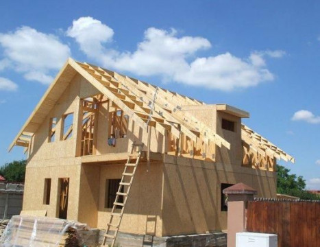 Realizez case din lemn